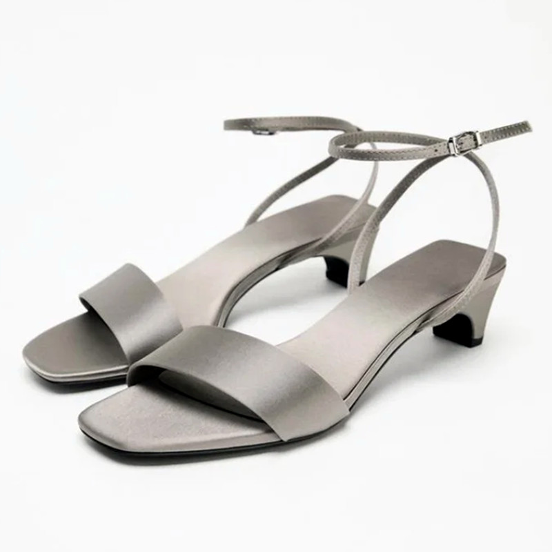 Elegant Square Toe Ankle Strap - Wide Fit Heels recensione e prezzo