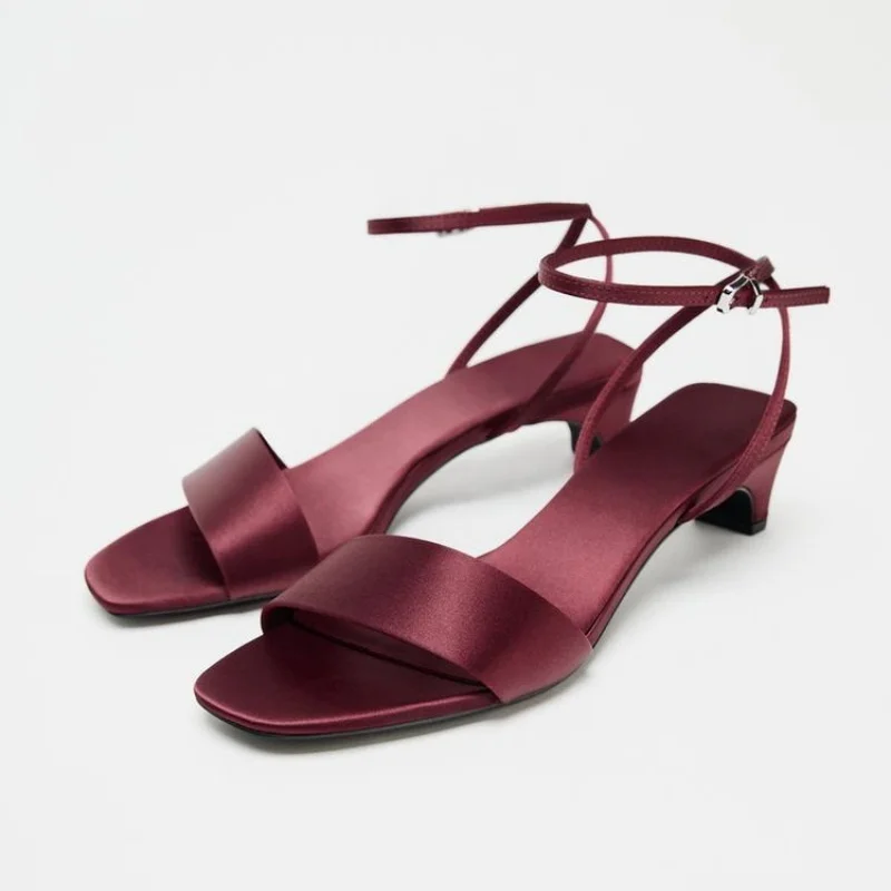Elegant Square Toe Ankle Strap - Wide Fit Heels recensione e prezzo