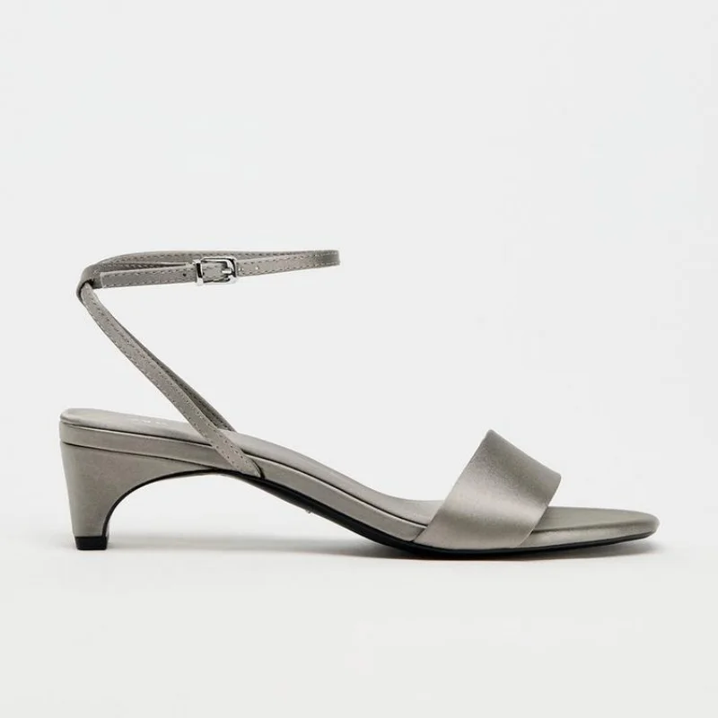 Elegant Square Toe Ankle Strap - Wide Fit Heels recensione e prezzo