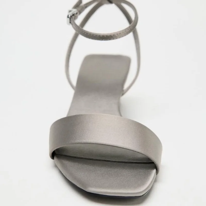 Elegant Square Toe Ankle Strap - Wide Fit Heels recensione e prezzo